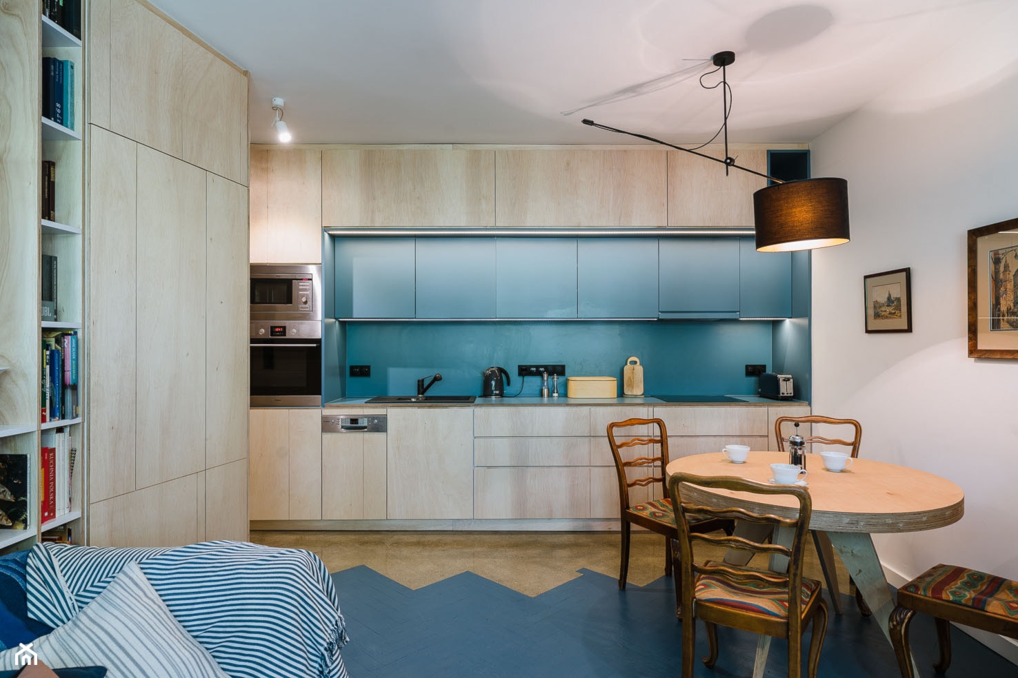 Mieszkanie na Sielcach - Średnia otwarta z salonem biała niebieska z zabudowaną lodówką z nablatowym zlewozmywakiem kuchnia jednorzędowa - zdjęcie od Mili Młodzi Ludzie - Homebook