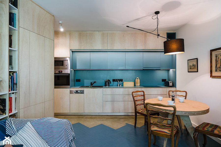 Mieszkanie na Sielcach - Średnia otwarta z salonem biała niebieska z zabudowaną lodówką z nablatowym zlewozmywakiem kuchnia jednorzędowa - zdjęcie od Mili Młodzi Ludzie