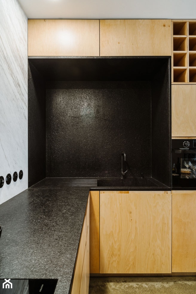 Mieszkanie na Mokotowie - Mała zamknięta z kamiennym blatem czarna szara z zabudowaną lodówką z nablatowym zlewozmywakiem kuchnia w kształcie litery l z marmurem nad blatem kuchennym - zdjęcie od Mili Młodzi Ludzie
