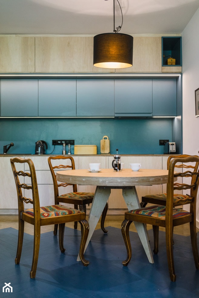 Mieszkanie na Sielcach - Średnia otwarta biała niebieska z zabudowaną lodówką z lodówką wolnostojącą z nablatowym zlewozmywakiem kuchnia jednorzędowa - zdjęcie od Mili Młodzi Ludzie