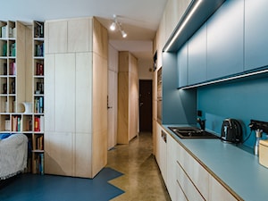 Mieszkanie na Sielcach - Średnia otwarta z salonem z kamiennym blatem niebieska z zabudowaną lodówką z lodówką wolnostojącą z nablatowym zlewozmywakiem kuchnia jednorzędowa - zdjęcie od Mili Młodzi Ludzie