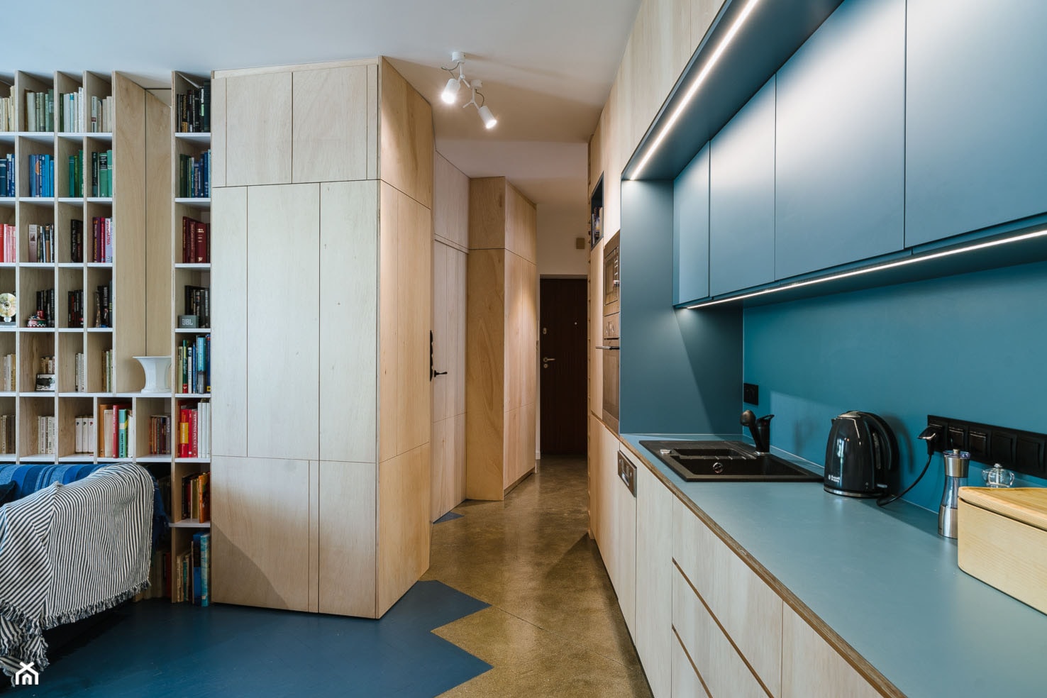Mieszkanie na Sielcach - Średnia otwarta z salonem z kamiennym blatem niebieska z zabudowaną lodówką z lodówką wolnostojącą z nablatowym zlewozmywakiem kuchnia jednorzędowa - zdjęcie od Mili Młodzi Ludzie - Homebook