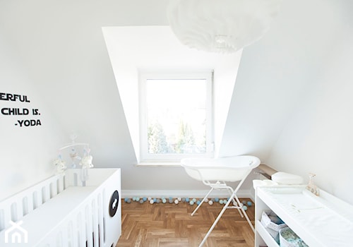 Mieszkanie w szeregowcu - Mały biały pokój dziecka dla niemowlaka - zdjęcie od Mili Młodzi Ludzie