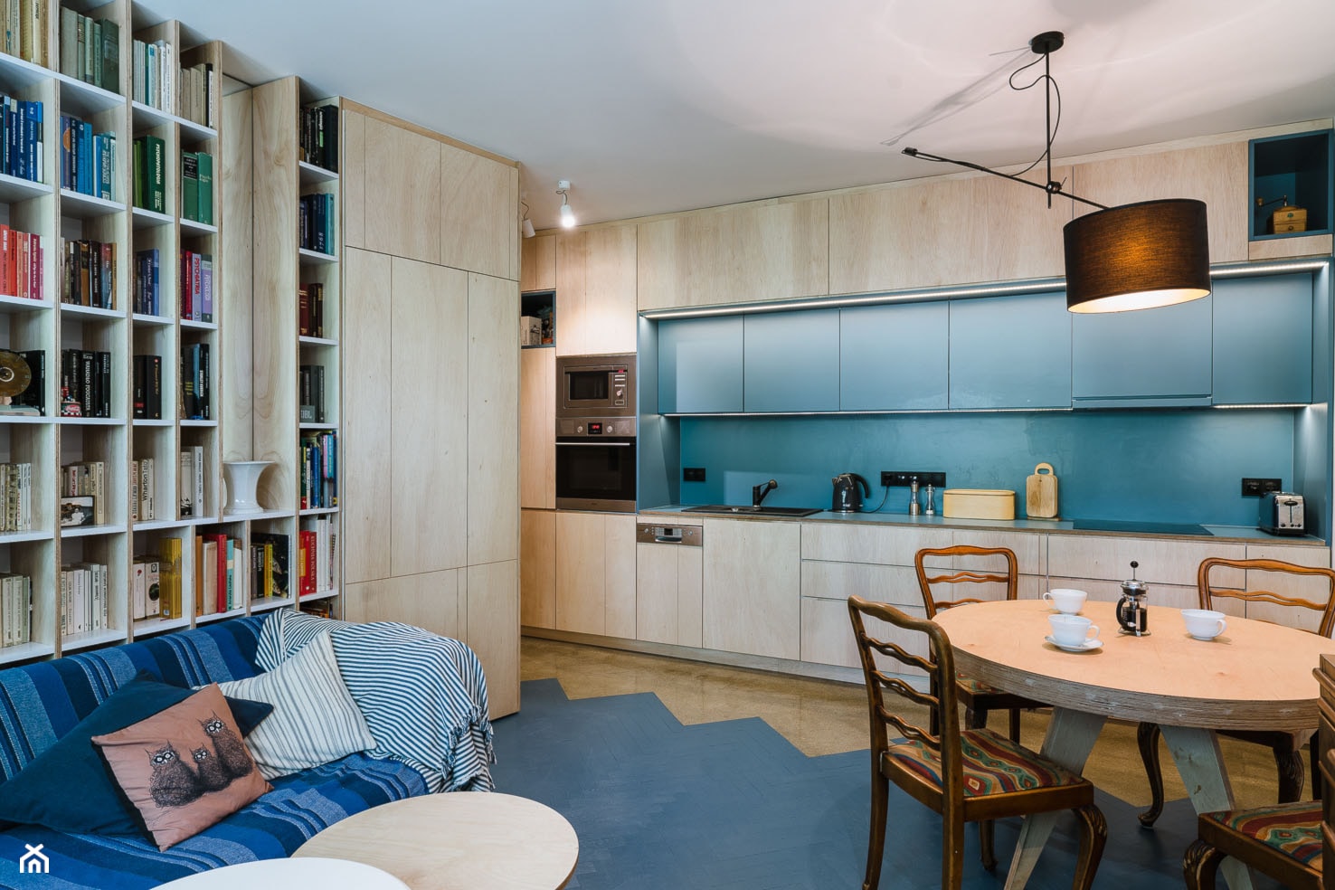 Mieszkanie na Sielcach - Średni niebieski salon z kuchnią z jadalnią - zdjęcie od Mili Młodzi Ludzie - Homebook