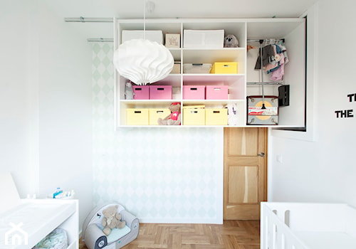 Mieszkanie w szeregowcu - Średni biały miętowy pokój dziecka dla niemowlaka dla dziecka dla dziewczynki - zdjęcie od Mili Młodzi Ludzie