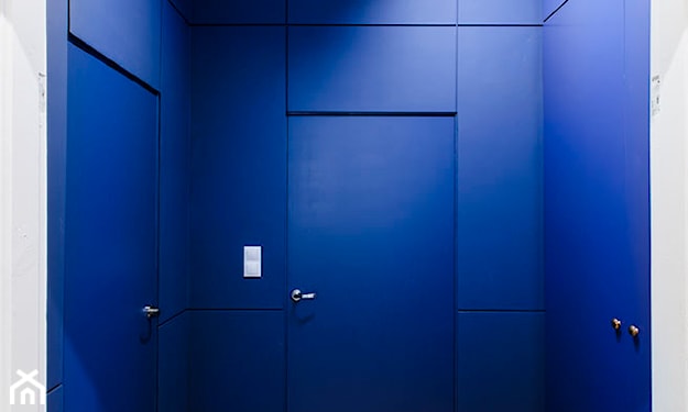 kobaltowe drzwi i ściany