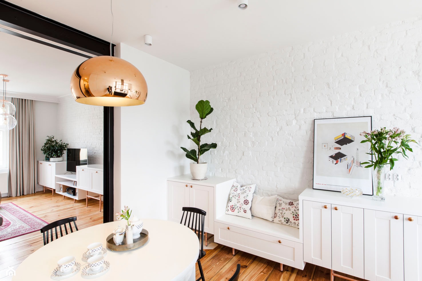 Mieszkanie na Wildzie - Mała biała jadalnia jako osobne pomieszczenie - zdjęcie od Mili Młodzi Ludzie - Homebook