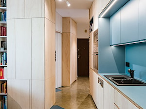 Mieszkanie na Sielcach - Średnia otwarta z kamiennym blatem niebieska szara z zabudowaną lodówką z nablatowym zlewozmywakiem kuchnia jednorzędowa - zdjęcie od Mili Młodzi Ludzie