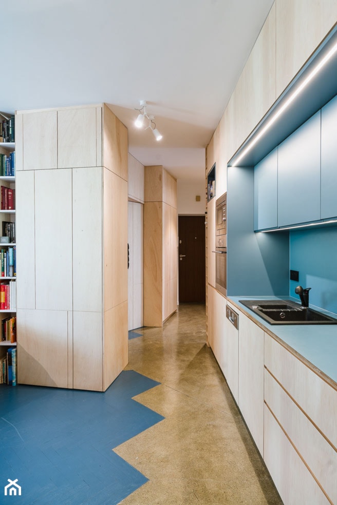 Mieszkanie na Sielcach - Średnia otwarta z kamiennym blatem niebieska szara z zabudowaną lodówką z nablatowym zlewozmywakiem kuchnia jednorzędowa - zdjęcie od Mili Młodzi Ludzie - Homebook