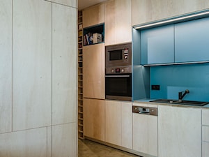 Mieszkanie na Sielcach - Mała otwarta z kamiennym blatem niebieska z zabudowaną lodówką z nablatowym zlewozmywakiem kuchnia jednorzędowa - zdjęcie od Mili Młodzi Ludzie