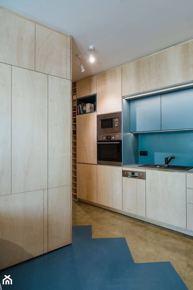 Mieszkanie na Sielcach - Mała otwarta z kamiennym blatem niebieska z zabudowaną lodówką z nablatowym zlewozmywakiem kuchnia jednorzędowa - zdjęcie od Mili Młodzi Ludzie - Homebook
