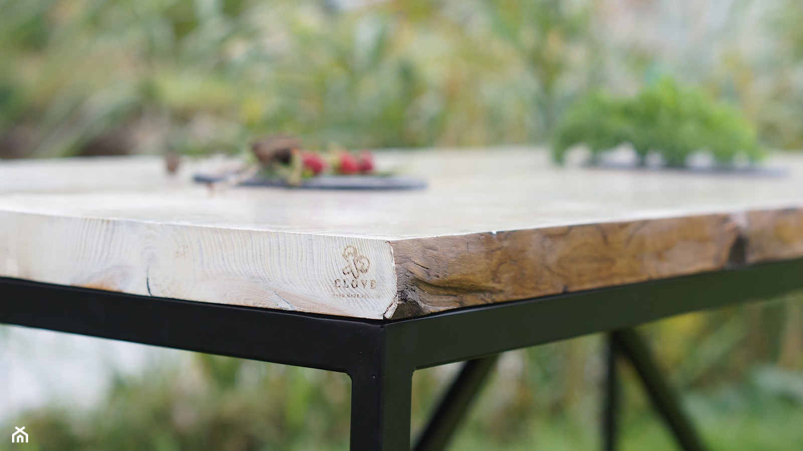 Stół ze starego litego drewna i stali - zdjęcie od CLOVE Stoły ze starego drewna - Homebook