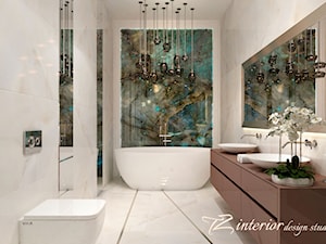 A fun and trendy bedroom designed for a fun and trendy - Duża bez okna z lustrem z dwoma umywalkami ze szkłem na ścianie z marmurową podłogą łazienka - zdjęcie od tz_interior