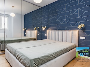 Europejski szyk - Mała biała niebieska sypialnia, styl nowoczesny - zdjęcie od DD PROJEKT