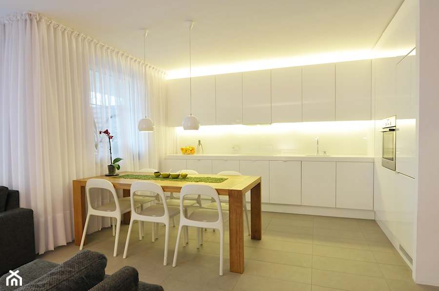 mieszkanie Gdańsk - Średnia biała jadalnia w kuchni - zdjęcie od NANU Pracownia Architektoniczna