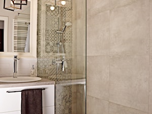 kabina walk-in, szyba prysznicowa, azulejos, cegła, projekt łazienki - zdjęcie od DR-STUDIO