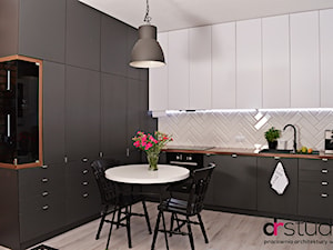 kuchnia biało czarna, barek w kuchni, miejsce na wina, ciemne szafki, projekt kuchni - zdjęcie od DR-STUDIO