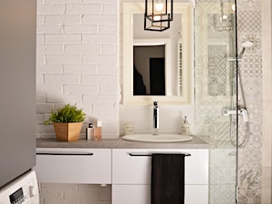 biała cegła, cegła w łazience, lampy industrialne, projekt łazienki - zdjęcie od DR-STUDIO