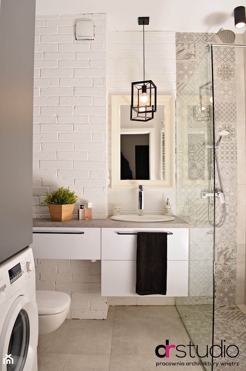biała cegła, cegła w łazience, lampy industrialne, projekt łazienki - zdjęcie od DR-STUDIO