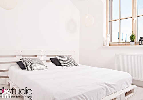 łóżko z palet, recykling, biała sypialnia, projekt sypialni - zdjęcie od DR-STUDIO