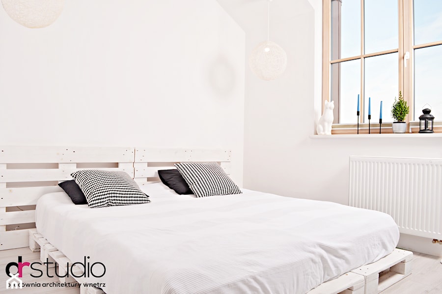 łóżko z palet, recykling, biała sypialnia, projekt sypialni - zdjęcie od DR-STUDIO