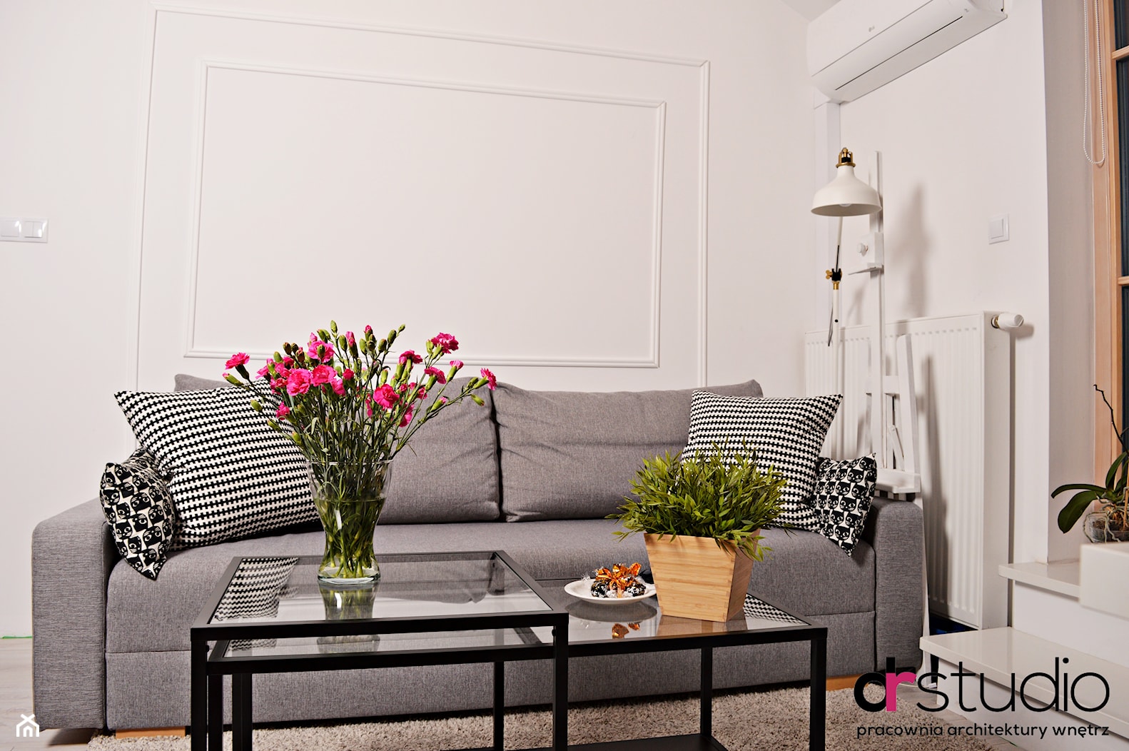 szara sofa, stolik do salonu, projekt salonu - zdjęcie od DR-STUDIO - Homebook