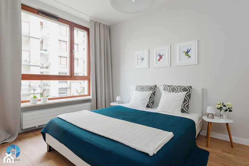 Obrzeźna FLIP - Średnia szara sypialnia, styl skandynawski - zdjęcie od Fotownętrza
