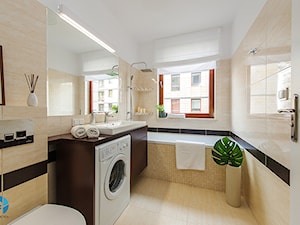 Obrzeźna FLIP - Średnia z pralką / suszarką z lustrem łazienka z oknem, styl nowoczesny - zdjęcie od Fotownętrza