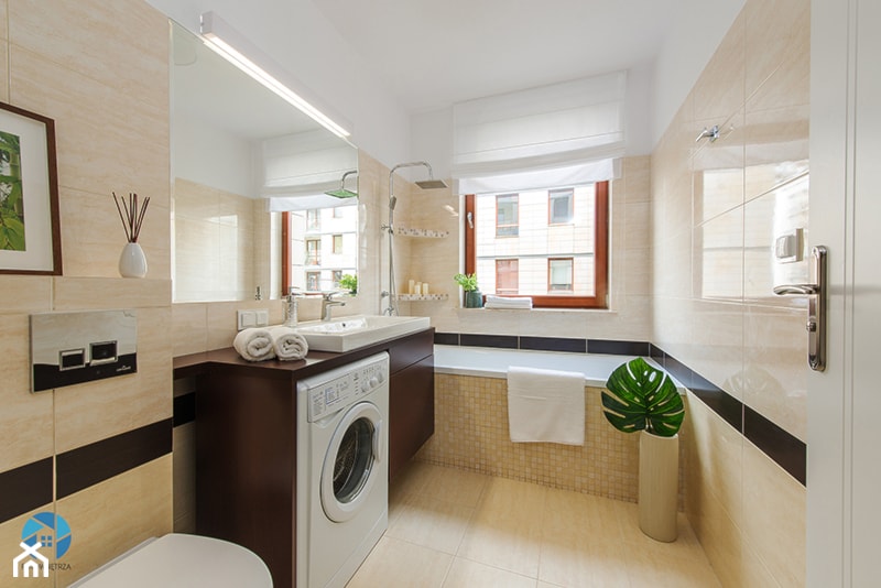 Obrzeźna FLIP - Średnia z pralką / suszarką z lustrem łazienka z oknem, styl nowoczesny - zdjęcie od Fotownętrza