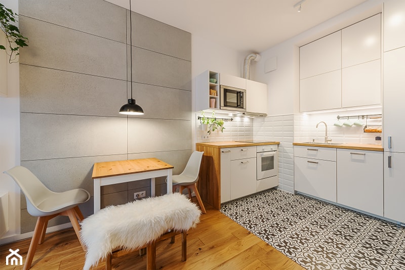 Apartament w Wilanowie - Mała otwarta z salonem biała z zabudowaną lodówką z podblatowym zlewozmywakiem kuchnia w kształcie litery l, styl skandynawski - zdjęcie od Fotownętrza