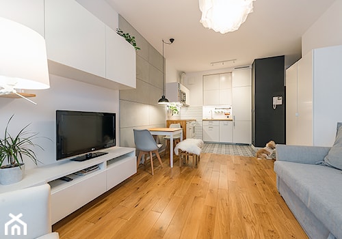 Apartament w Wilanowie - Mały biały szary salon z kuchnią z jadalnią, styl skandynawski - zdjęcie od Fotownętrza