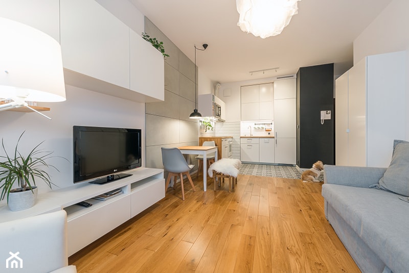 Apartament w Wilanowie - Mały biały szary salon z kuchnią z jadalnią, styl skandynawski - zdjęcie od Fotownętrza