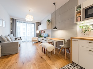 Apartament w Wilanowie - Średni biały salon z kuchnią z jadalnią z tarasem / balkonem, styl skandynawski - zdjęcie od Fotownętrza