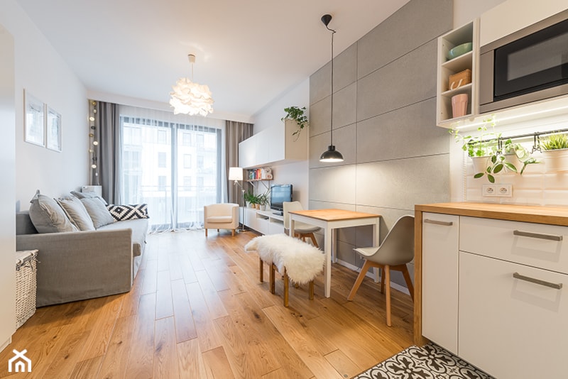 Apartament w Wilanowie - Średni biały salon z kuchnią z jadalnią z tarasem / balkonem, styl skandynawski - zdjęcie od Fotownętrza