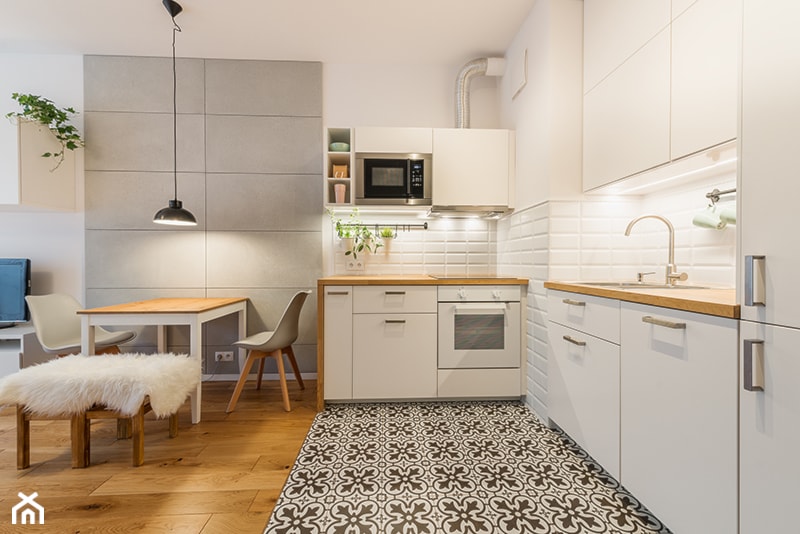 Apartament w Wilanowie - Średnia otwarta z salonem biała szara z zabudowaną lodówką z nablatowym zlewozmywakiem kuchnia w kształcie litery l, styl skandynawski - zdjęcie od Fotownętrza
