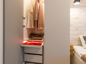 Apartament w Wilanowie - Mała garderoba przy sypialni, styl skandynawski - zdjęcie od Fotownętrza