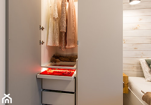 Apartament w Wilanowie - Mała garderoba przy sypialni, styl skandynawski - zdjęcie od Fotownętrza