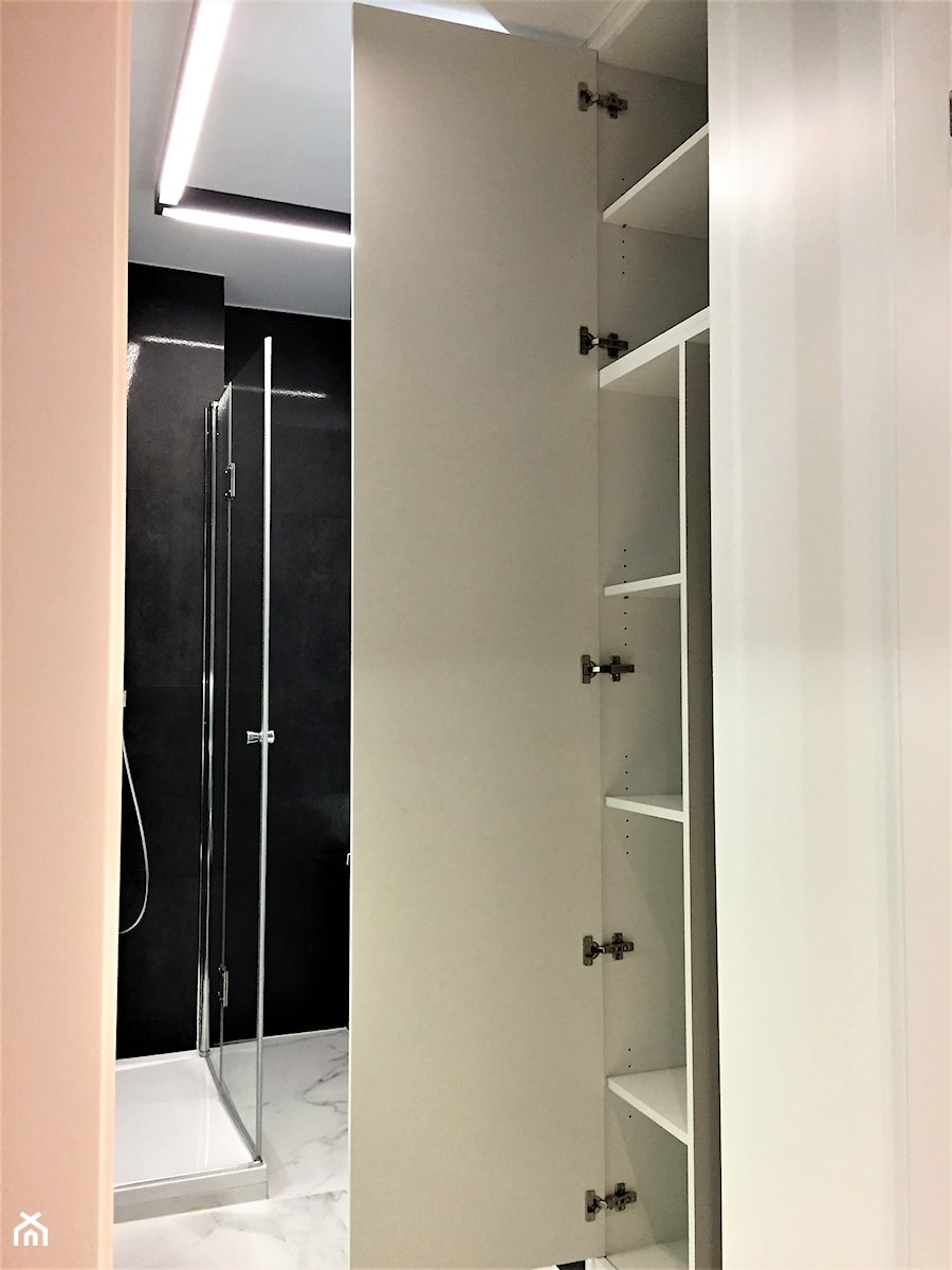 Podobno męski apartament :) - Mała bez okna z marmurową podłogą łazienka, styl nowoczesny - zdjęcie od Gama Design