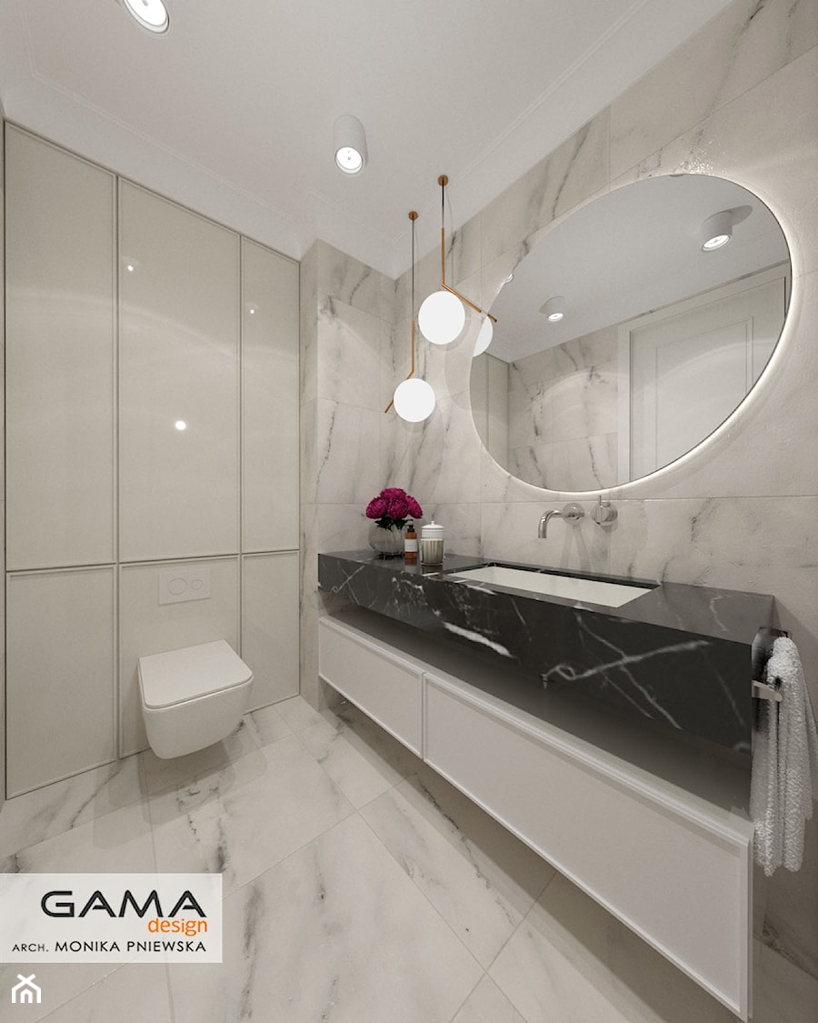 Luksusowy aparatament w bieli. - Średnia bez okna z lustrem z marmurową podłogą z punktowym oświetleniem łazienka, styl tradycyjny - zdjęcie od Gama Design