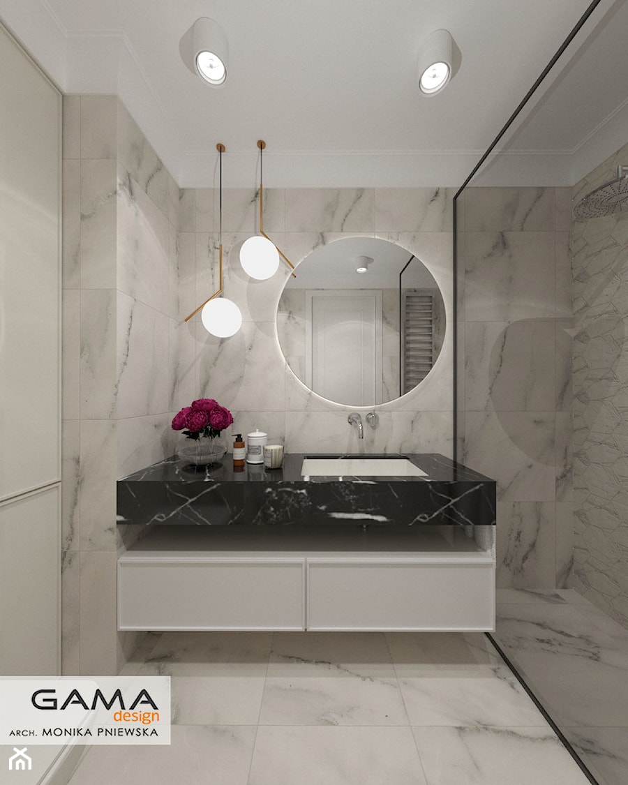 Luksusowy aparatament w bieli. - Mała bez okna z lustrem z punktowym oświetleniem łazienka, styl tradycyjny - zdjęcie od Gama Design