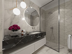 Luksusowy aparatament w bieli. - Średnia bez okna z lustrem z marmurową podłogą z punktowym oświetleniem łazienka, styl tradycyjny - zdjęcie od Gama Design