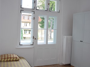 Apartament Parkowy Polanica Zdrój - Średnia biała sypialnia z balkonem / tarasem, styl skandynawski - zdjęcie od TCE Design