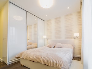 61m2 mieszkanie deweloperskie - Średnia beżowa żółta sypialnia, styl nowoczesny - zdjęcie od Grant Studio