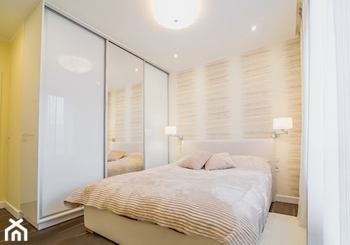 61m2 mieszkanie deweloperskie - Średnia beżowa żółta sypialnia, styl nowoczesny - zdjęcie od Grant Studio