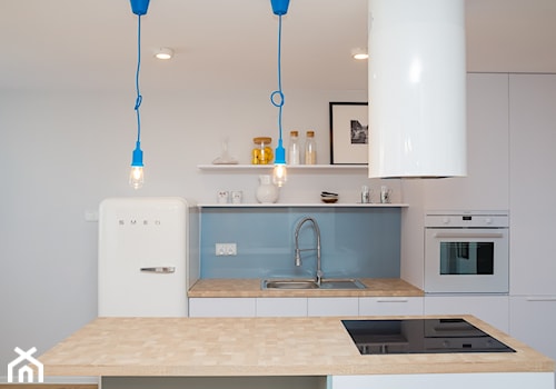 46m2 mieszkanie w bloku - Średnia otwarta z salonem niebieska szara z zabudowaną lodówką z nablatowym zlewozmywakiem kuchnia dwurzędowa, styl skandynawski - zdjęcie od Grant Studio