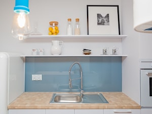 46m2 mieszkanie w bloku - Mała otwarta z salonem biała niebieska z zabudowaną lodówką z lodówką wolnostojącą z nablatowym zlewozmywakiem kuchnia jednorzędowa, styl skandynawski - zdjęcie od Grant Studio
