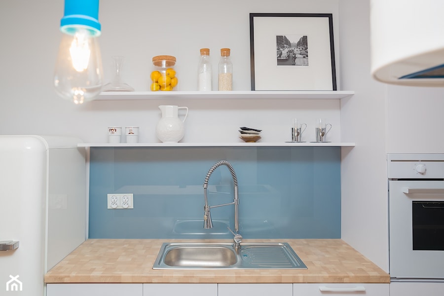 46m2 mieszkanie w bloku - Mała otwarta z salonem biała niebieska z zabudowaną lodówką z lodówką wolnostojącą z nablatowym zlewozmywakiem kuchnia jednorzędowa, styl skandynawski - zdjęcie od Grant Studio