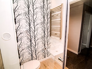 łazienki - Mała na poddaszu bez okna łazienka, styl skandynawski - zdjęcie od Grant Studio