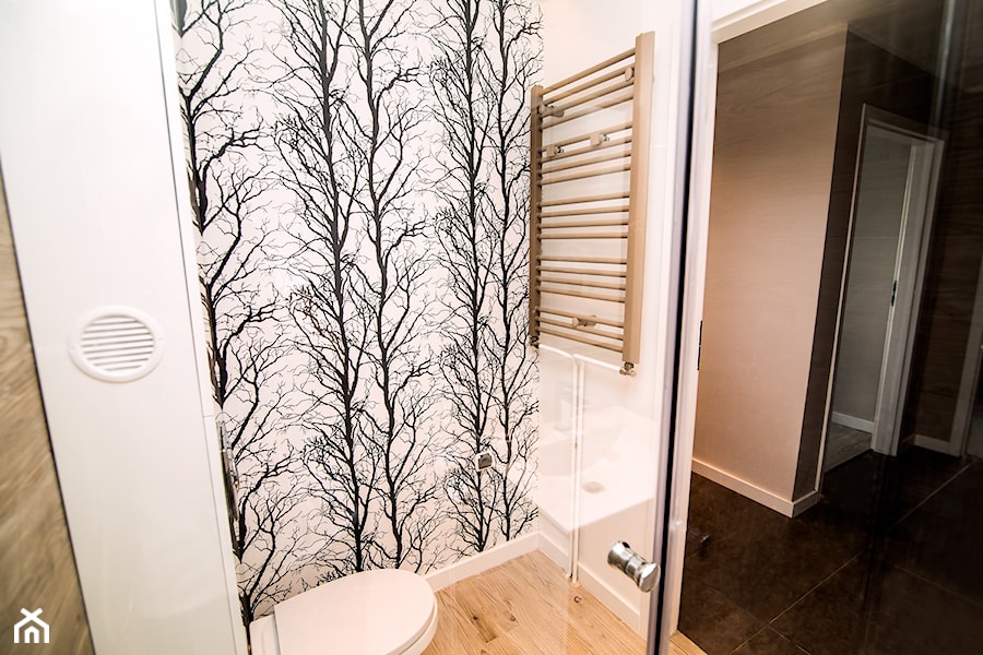 łazienki - Mała na poddaszu bez okna łazienka, styl skandynawski - zdjęcie od Grant Studio