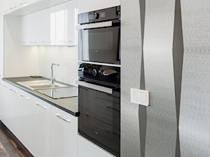 61m2 mieszkanie deweloperskie - Średnia biała z zabudowaną lodówką z podblatowym zlewozmywakiem kuchnia jednorzędowa z oknem, styl nowoczesny - zdjęcie od Grant Studio